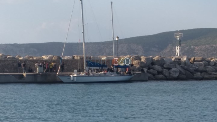 Συναγερμός στη Γαύδο: Σκάφος με 50 μετανάστες έφτασε στο νησί – ΦΩΤΟ – ΒΙΝΤΕΟ