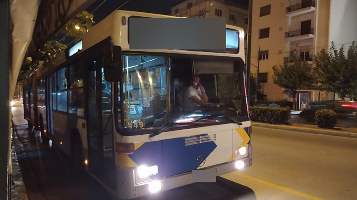 Οδηγός λεωφορείου χωρίς μάσκα – Μιλάει στο κινητό ενώ οδηγεί – ΦΩΤΟ αναγνώστη
