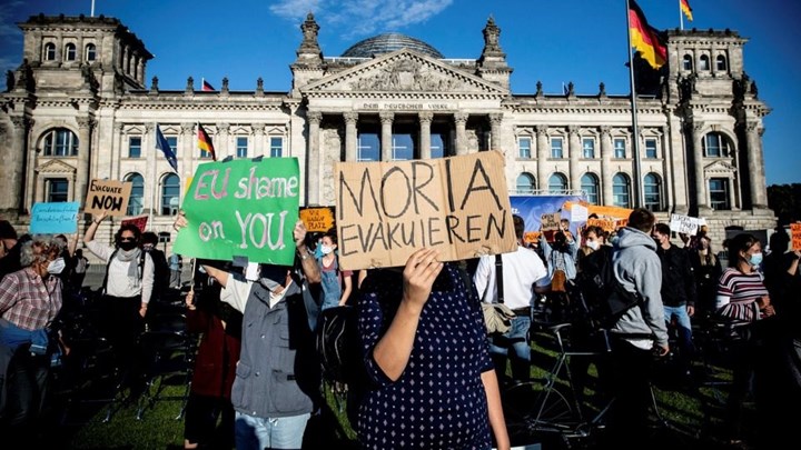 Γερμανία: Διαδηλώσεις για να δεχθεί η Ε.Ε. από αιτούντες άσυλο από τη Λέσβο