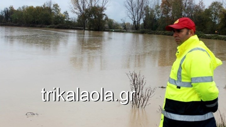 Κακοκαιρία Καρδίτσα: Επιχείρηση εκκένωσης στη Μεταμόρφωση – Τα νερά κάλυψαν την περιοχή