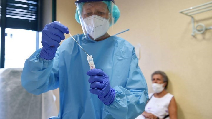 Κορονοϊός-Βρετανία: Φόβοι για έως 50.000 κρούσματα καθημερινά – Lockdown σε περιοχές της Ουαλίας