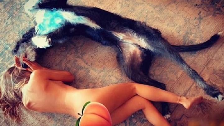 Χάιντι Κλουμ: Ποζάρει ολόγυμνη στο σαλόνι του σπιτιού της – ΦΩΤΟ