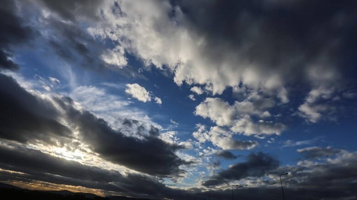 Καιρός: Νεφώσεις και τοπικές βροχές σήμερα – Αναλυτικά η πρόγνωση