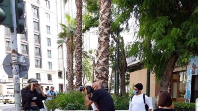 Σάλος από τη φωτογράφιση του Σκουλού δίπλα σε άστεγο – ΦΩΤΟ