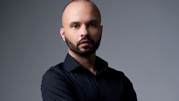 «Meatball#okeftes» – Η πρώτη, ελληνική κωμωδία vegan ανεβαίνει στο «Αλίκη» από τον Γιώργο Λύρα