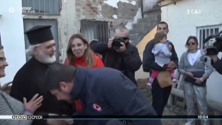 Τι απαντά ο Χαρδαλιάς για το χειροφίλημα σε ιερέα