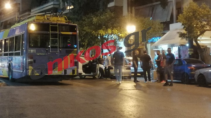 Τροχαίο στη Θησέως: Τρόλεϊ συγκρούστηκε με δύο αυτοκίνητα – ΦΩΤΟ αναγνώστη