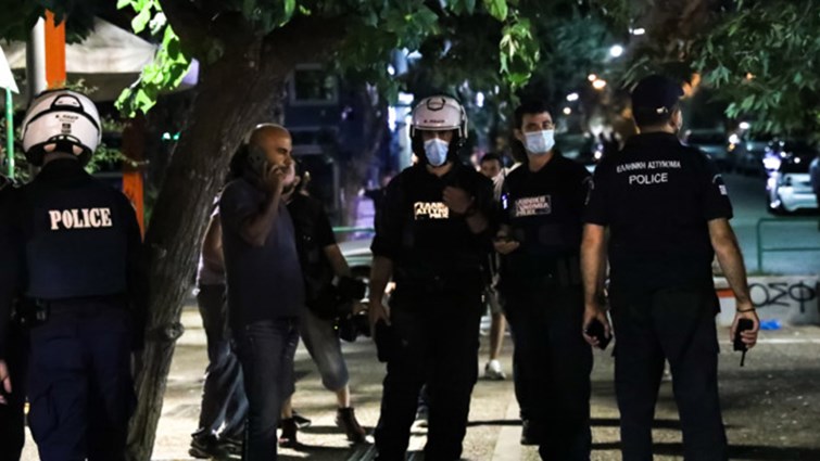 Παγκράτι: Έφοδος της ΕΛ.ΑΣ στην πλατεία Βαρνάβα λόγω συνωστισμού – ΦΩΤΟ – ΒΙΝΤΕΟ