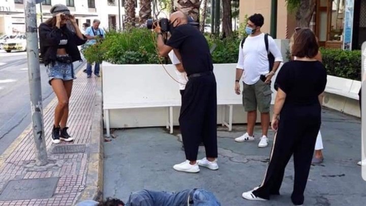 Δημήτρης Σκουλός: Η αντίδρασή του μετά τον σάλο για τη φωτογράφιση δίπλα σε άστεγο – ΒΙΝΤΕΟ