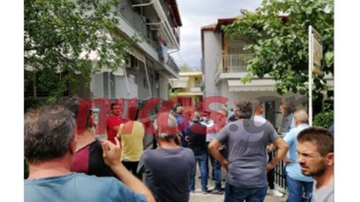 Ένταση στα Καμένα Βούρλα – Έφτασαν χωρίς ειδοποίηση λεωφορεία με πρόσφυγες – Τι δήλωσε ο δήμαρχος στο enikos.gr