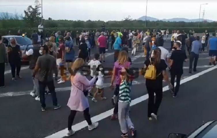 Κλειστή η Αθηνών-Λαμίας στα Καμένα Βούρλα: Διαμαρτύρονται οι κάτοικοι για τους πρόσφυγες