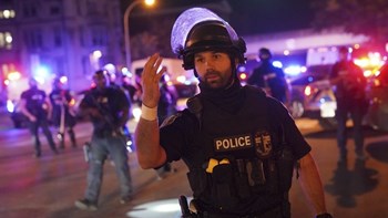 ΗΠΑ: Δύο αστυνομικοί τραυματίστηκαν από σφαίρες κατά τη διάρκεια διαδηλώσεων – ΒΙΝΤΕΟ