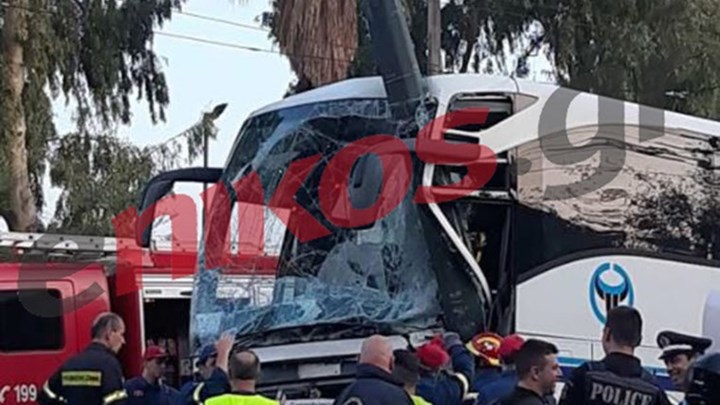 Ακτή Μιαούλη: Δραματικές στιγμές για τον οδηγό του λεωφορείου – Έμεινε εγκλωβισμένος για τρεις ώρες – ΦΩΤΟ αναγνώστη