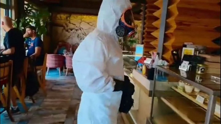 Κορονοϊός: Κρητικός ντύθηκε «αστροναύτης» και πήγε για καφέ