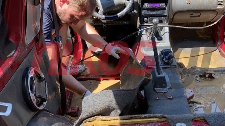 Εύβοια: Επισκευάζει δωρεάν αυτοκίνητα που καταστράφηκαν από τις πλημμύρες – Τι λέει στο enikos.gr