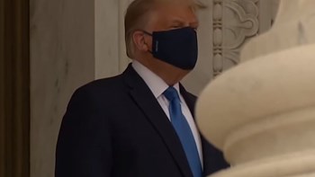 Αποδοκίμασαν τον Τραμπ στο λαϊκό προσκύνημα για τη Ρουθ Μπέιντερ Γκίνσμπεργκ