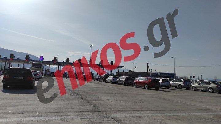 Καμένα Βούρλα: Κάτοικοι απέκλεισαν ξανά την εθνική οδό – Ζητούν να φύγουν οι πρόσφυγες – ΦΩΤΟ αναγνώστη