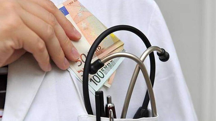 Συνελήφθη γνωστός καρδιοχειρουργός για φακελάκι