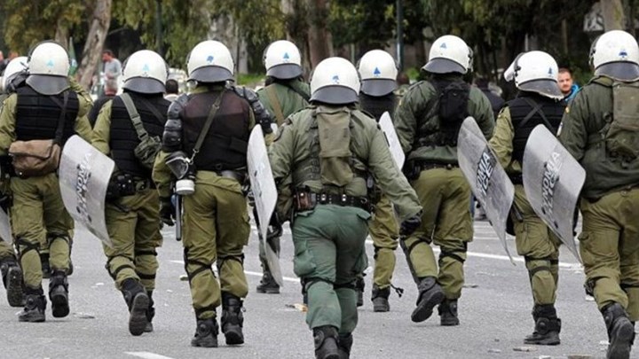 Ένταση και χημικά μπροστά από το μνημείο του Άγνωστου Στρατιώτη