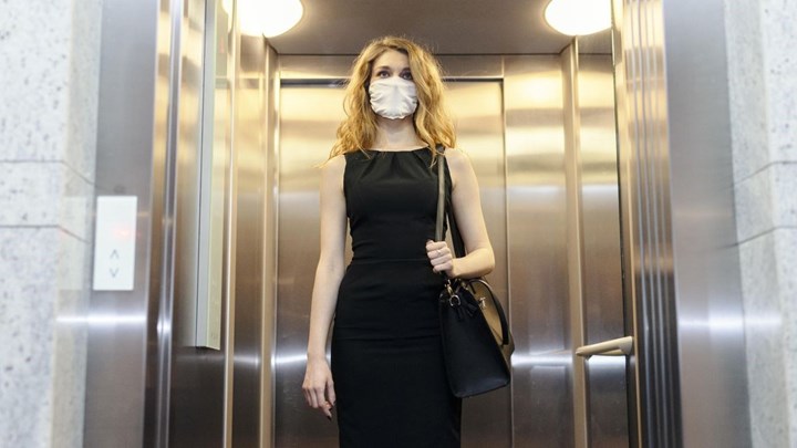 Νέα έρευνα: Επικίνδυνη η χρήση των ασανσέρ καθώς ο κορονοϊός καραδοκεί μέσα  – ΒΙΝΤΕΟ