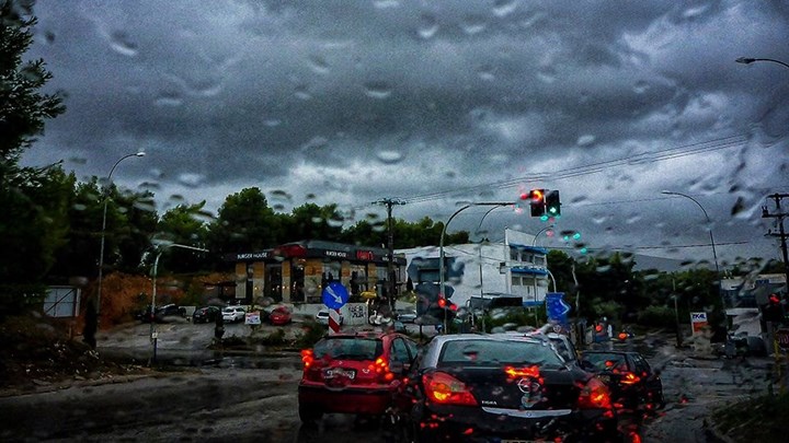 Καιρός: Ψυχρό μέτωπο διασχίζει τη χώρα – Σε ποιες περιοχές θα σημειωθούν δυνατές βροχές