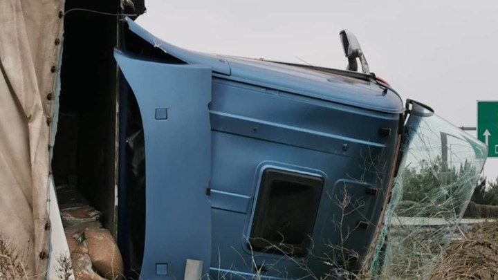 Τροχαίο με νταλίκα έξω από την Λάρισα