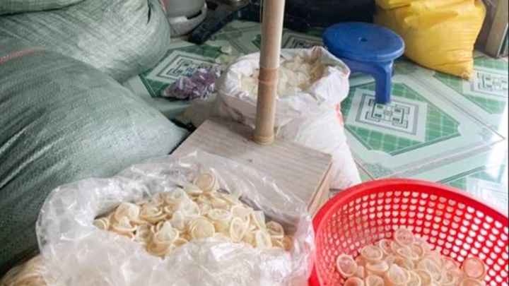 Πωλούσαν χρησιμοποιημένα προφυλακτικά ως καινούρια – Τα… μάζευαν από σκουπίδια και τα έπλεναν – ΒΙΝΤΕΟ