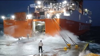 Σίκινος: Καθηλώνει η “μάχη” πλοίου με τα κύματα για να δέσει στο λιμάνι – ΒΙΝΤΕΟ