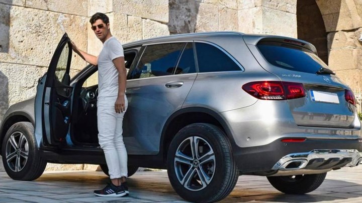 Σάκης Ρουβάς: Η διαφήμιση αυτοκινήτου μπροστά από το Ηρώδειο και η απάντηση του υπουργείου Πολιτισμού