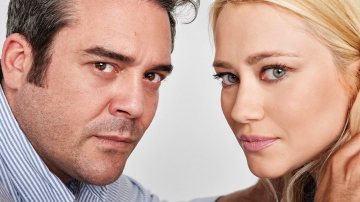 “Η Φαμίλια”: Εκρηκτικό μείγμα οικογενειακής τρέλας – Τι αποκαλύπτουν Δαδακαρίδης και Ασημακοπούλου