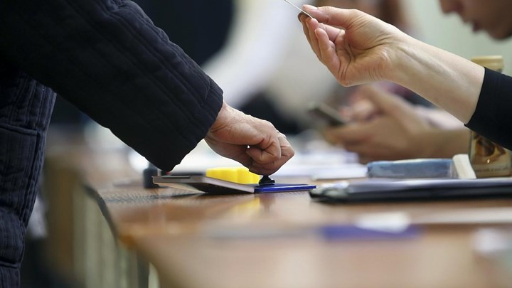 Ρουμανία: Πέθανε από κορονοϊό αλλά… επανεξελέγη δήμαρχος – Η “γιορτή” με κεριά στον τάφο του