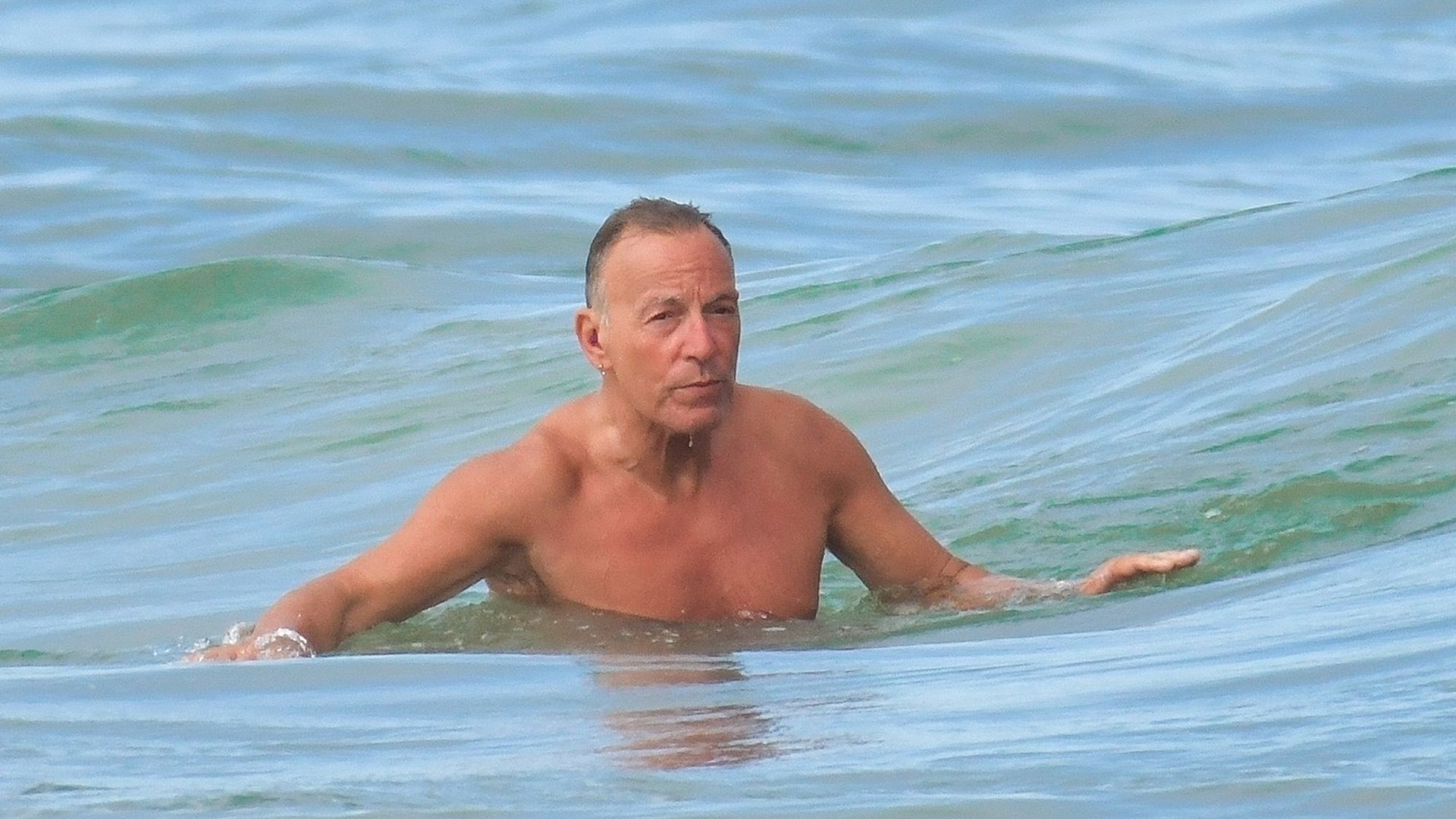 Μπρους Σπρίνγκστιν: Εντυπωσιάζει στην παραλία στα 71 του – ΒΙΝΤΕΟ
