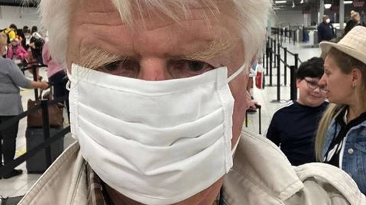 Στάνλεϊ Τζόνσον: Επόμενη στάση… Ακρόπολη – Με μάσκα στο μετρό – ΦΩΤΟ