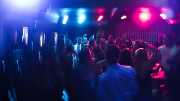 Κορονοϊός: Συναγερμός για τα πάρτι σε βίλες της Αττικής – Πώς οργανώνονται, τι εξετάζει η ΕΛ.ΑΣ. – ΒΙΝΤΕΟ