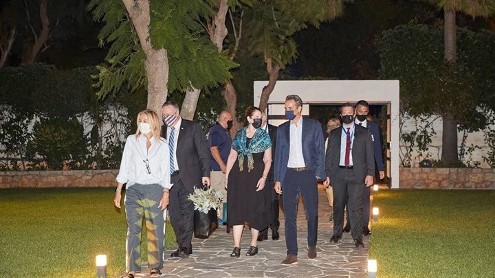 Επίσκεψη Πομπέο στα Χανιά: Τα κρητικά κεράσματα που προσφέρθηκαν στο σπίτι του Μητσοτάκη