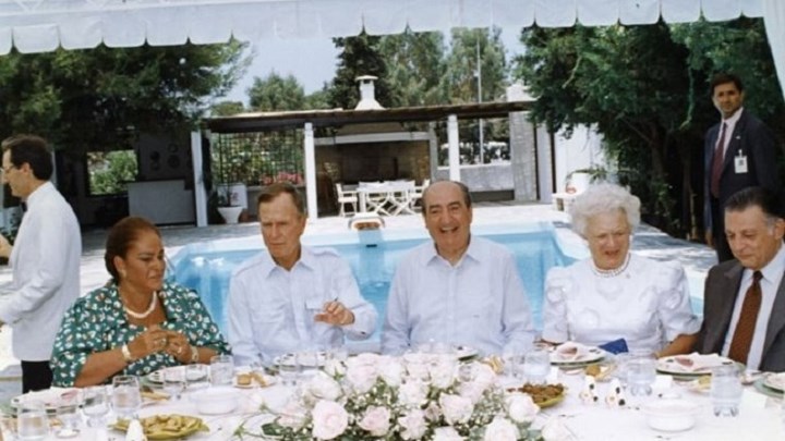 Όταν ο Τζορτζ Μπους φιλοξενήθηκε στο σπίτι της οικογένειας Μητσοτάκη – Οι συνταγές της Μαρίκας