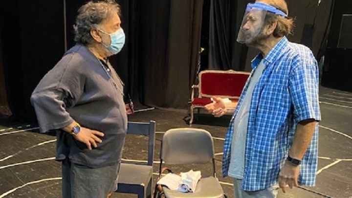 «Δολοφονία του Μαρά»: Το enikos.gr μπήκε στις πρόβες – Αποκλειστικές φωτογραφίες