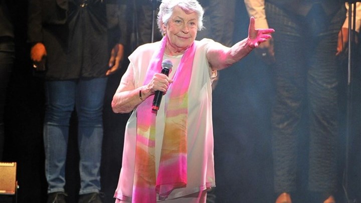 Helen Reddy: Πέθανε η διάσημη τραγουδίστρια πίσω από τον φεμινιστικό ύμνο “I Am Woman”