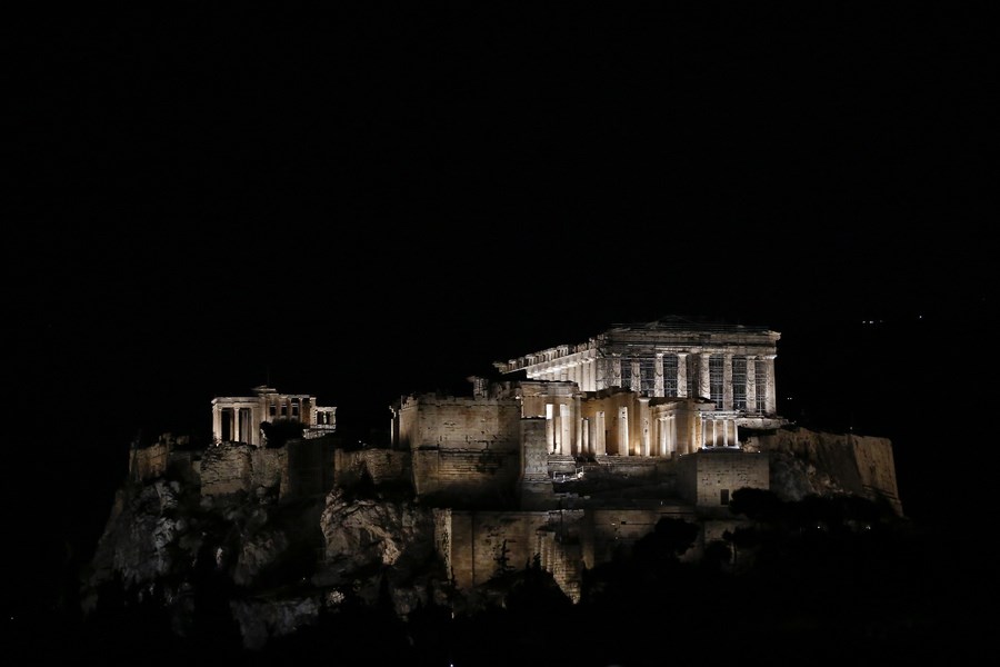 Πιο λαμπερή από ποτέ η Ακρόπολη – Εντυπωσιακός ο νέος φωτισμός της – ΒΙΝΤΕΟ