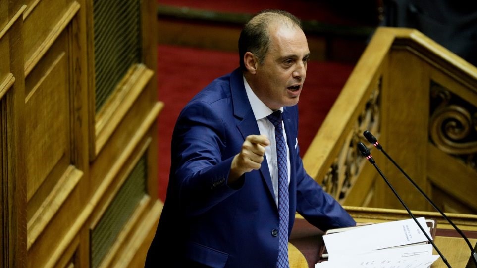 Βελόπουλος στη Βουλή: Θα έπρεπε να αυτοκτονήσουν γραμματείς και υπουργοί που χρεοκόπησαν τη χώρα