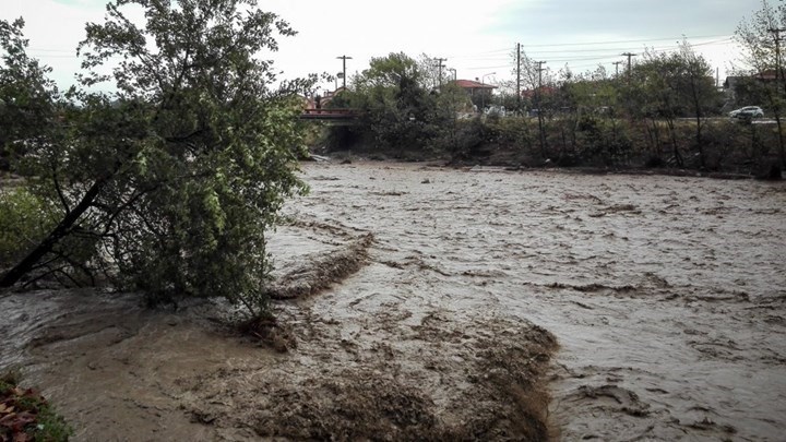 Καρδίτσα: Δωρεάν κούρεμα στους πλημμυροπαθείς – Έστησαν φιλανθρωπικό κουμπαρά στην πόλη