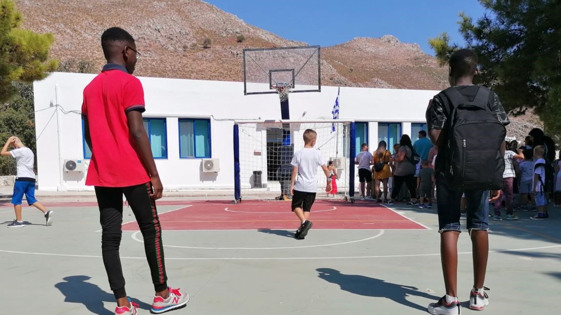 Η Τήλος άνοιξε τα σχολεία της σε ανήλικους πρόσφυγες – “Θέλουμε να μείνουν” λέει στο enikos.gr η δήμαρχος
