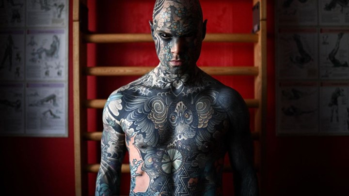 Ο νηπιαγωγός με τα τατουάζ – Έχασε τη δουλειά του γιατί τρόμαζε τα παιδιά – ΦΩΤΟ