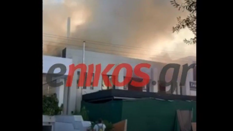 Οι πρώτες εικόνες από τη φωτιά σε κατάστημα στη Γλυφάδα – ΒΙΝΤΕΟ αναγνώστη