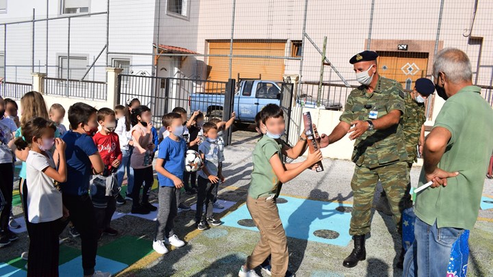 Ο Στρατός μοιράζει δώρα κι αγκαλιάζει τα μειονοτικά χωριά της Θράκης