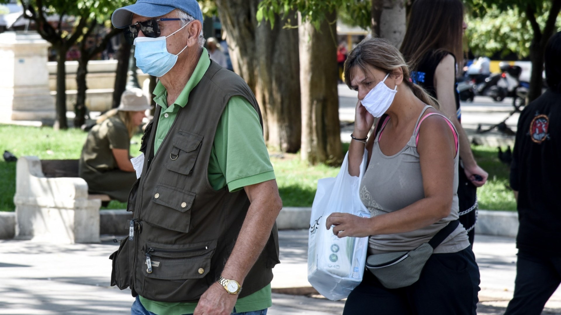 Κορονοϊός: Στο τραπέζι η μάσκα και σε εξωτερικούς χώρους