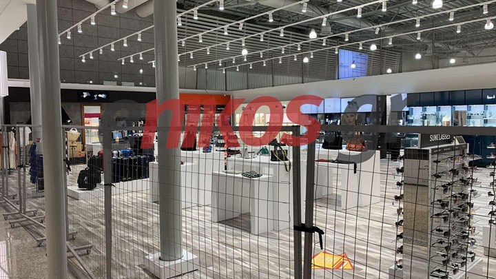 Ελ. Βενιζέλος: Ο κορονοϊός “έκλεισε” τα καταστήματα του αεροδρομίου – Ερημιά στους διαδρόμους – ΦΩΤΟ