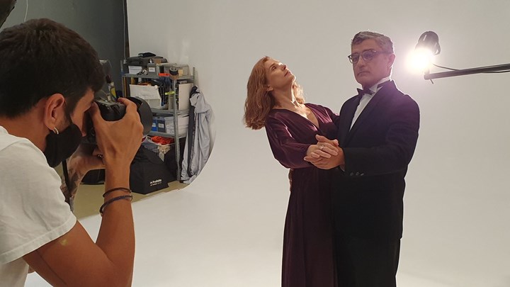 «Τέφρα και σκιά» – Ήμελλος και Σκουλά σε αποκλειστικές πόζες απ’ το backstage της φωτογράφησης