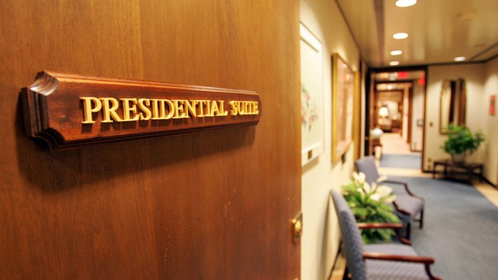 Τραμπ: Μέσα στην προεδρική σουίτα του νοσοκομείου – Τα 6 δωμάτια, οι ανέσεις και ο κρυστάλλινος πολυέλαιος