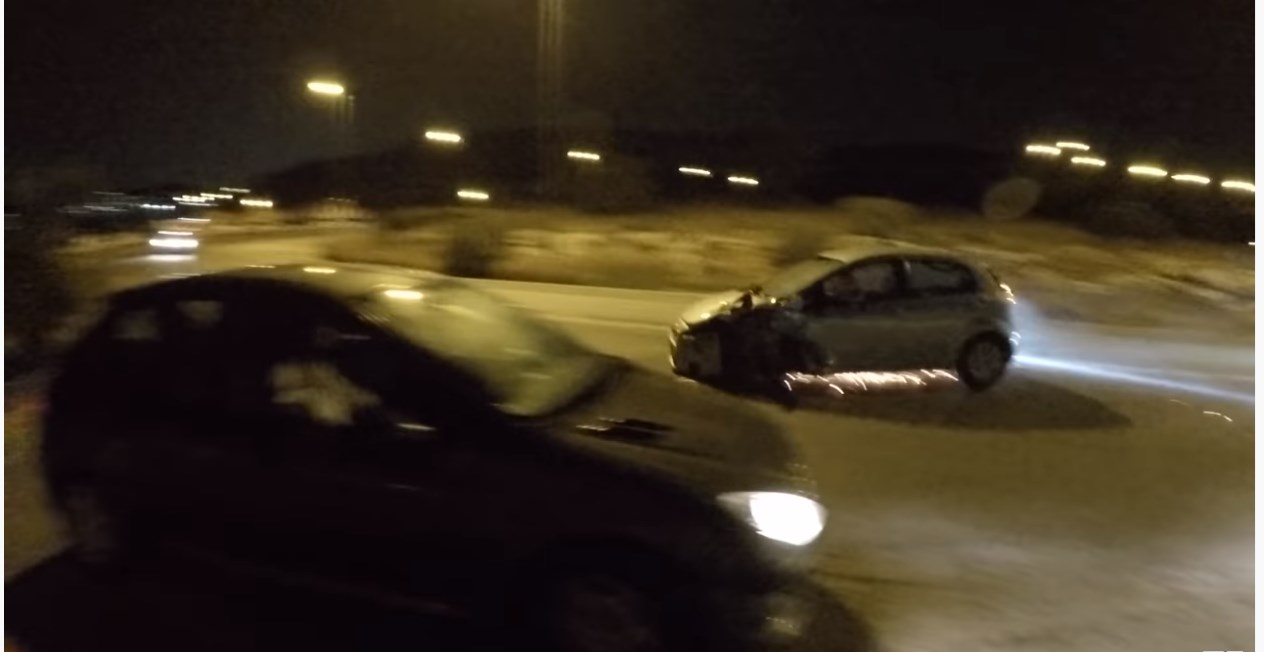 Λιμανάκια Bουλιαγμένης: Σοκαριστικό τροχαίο – Ι.Χ. έπεσε πάνω σε άλλο αυτοκίνητο και στη συνέχεια σε μηχανή – ΒΙΝΤΕΟ